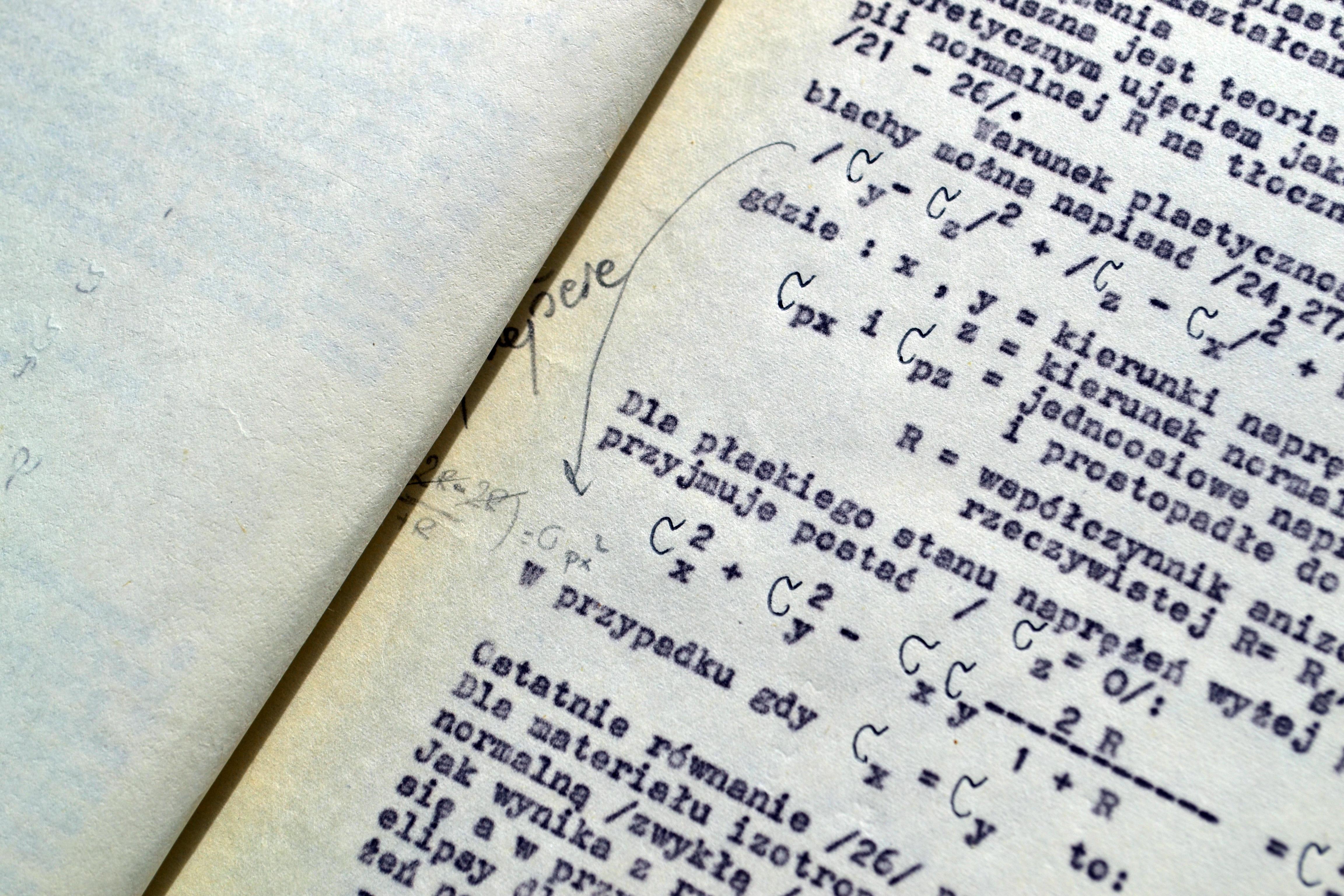 Fragment tekstu z równaniami warunku plastyczności dla blach anizotropowych. Widoczne wzory na współczynnik anizotropii $R$ oraz równanie elipsy dla płaskiego stanu naprężeń