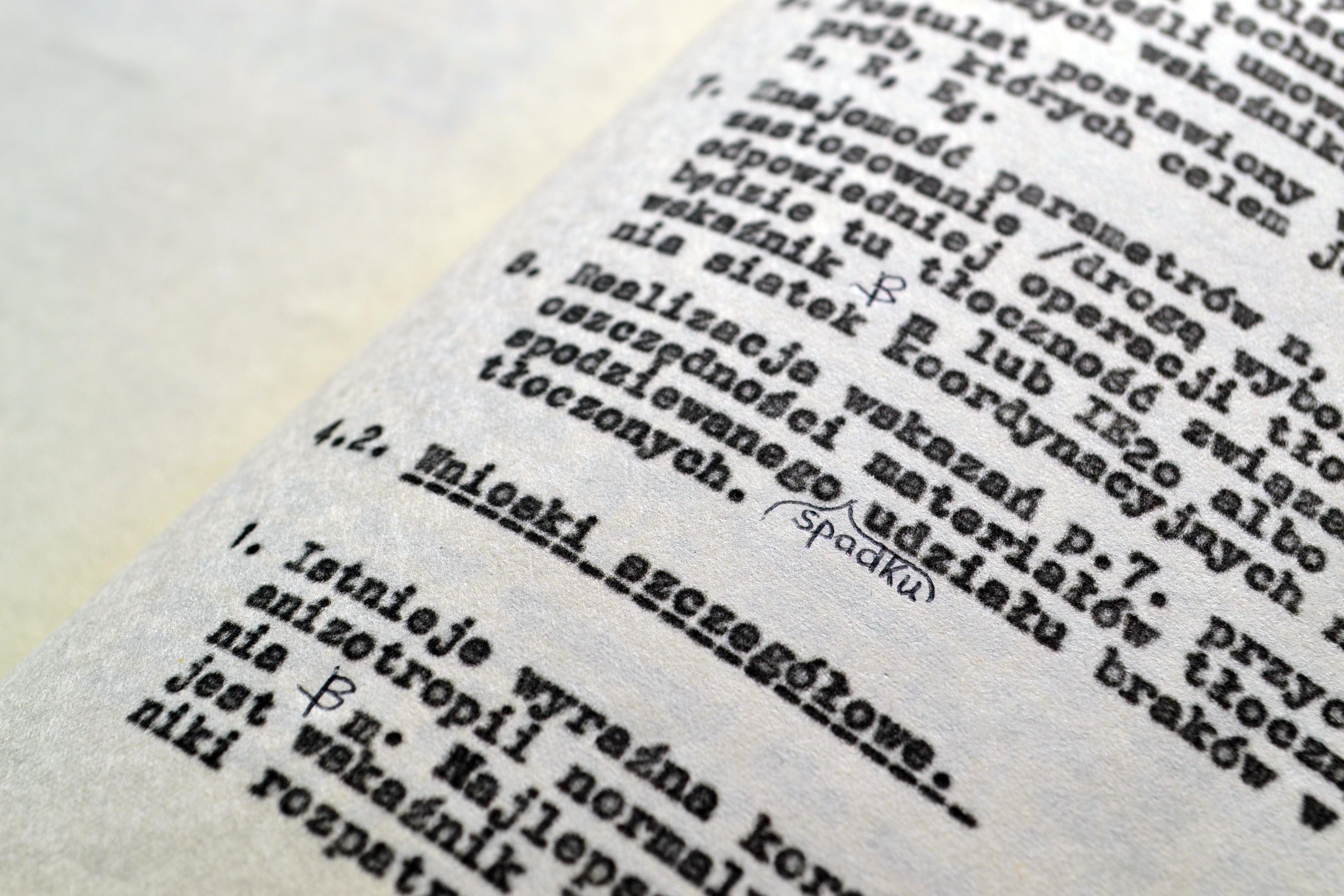 Zbliżenie na fragment sekcji „Wnioski szczegółowe”. Tekst wspomina o istnieniu wyraźnej korelacji między anizotropią normalną a wskaźnikami tłoczności. Widoczne ręczne dopiski, np. słowo „spadku”