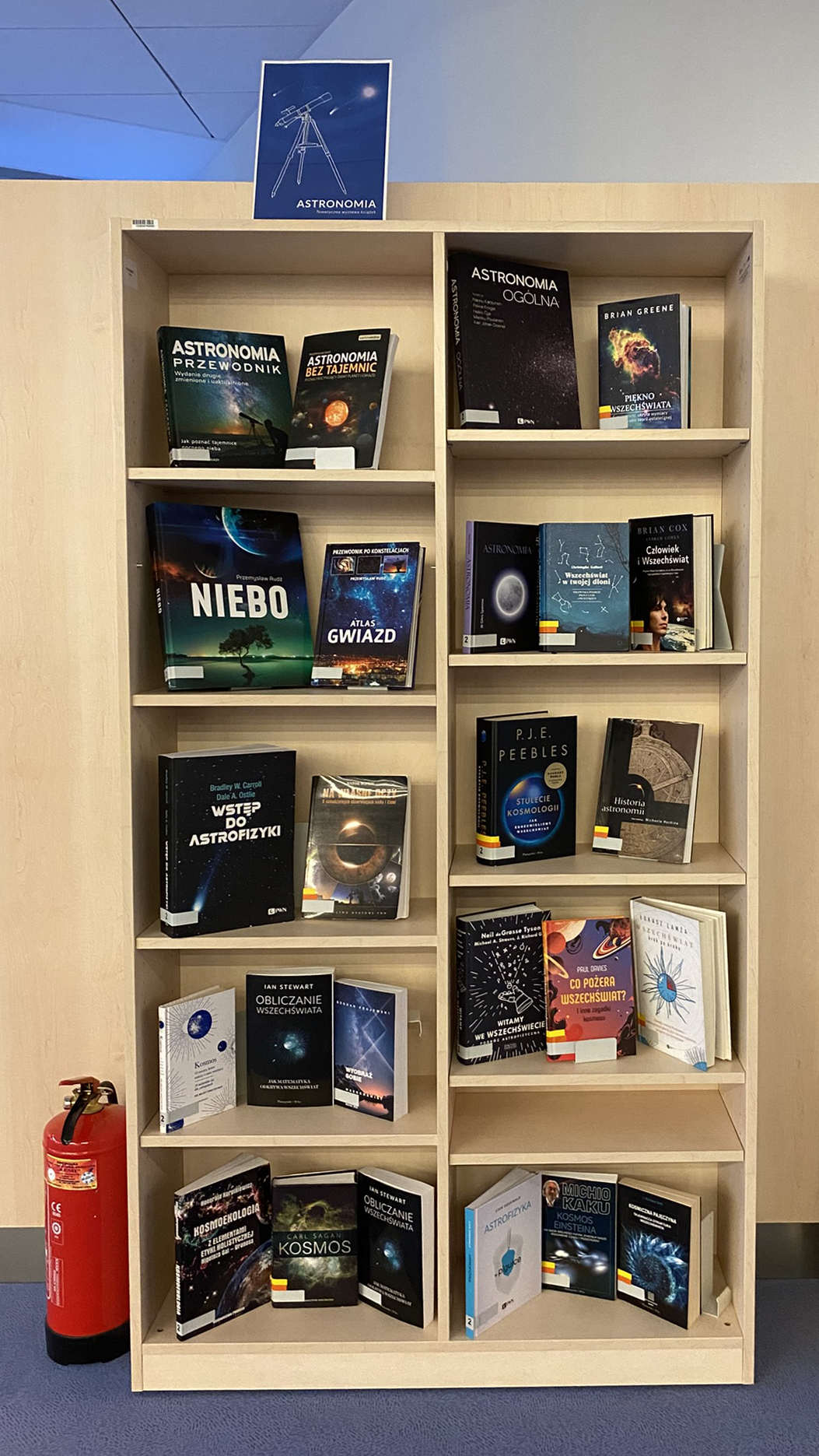 regał z książkami