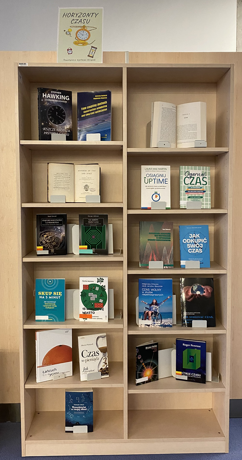 regał z książkami
