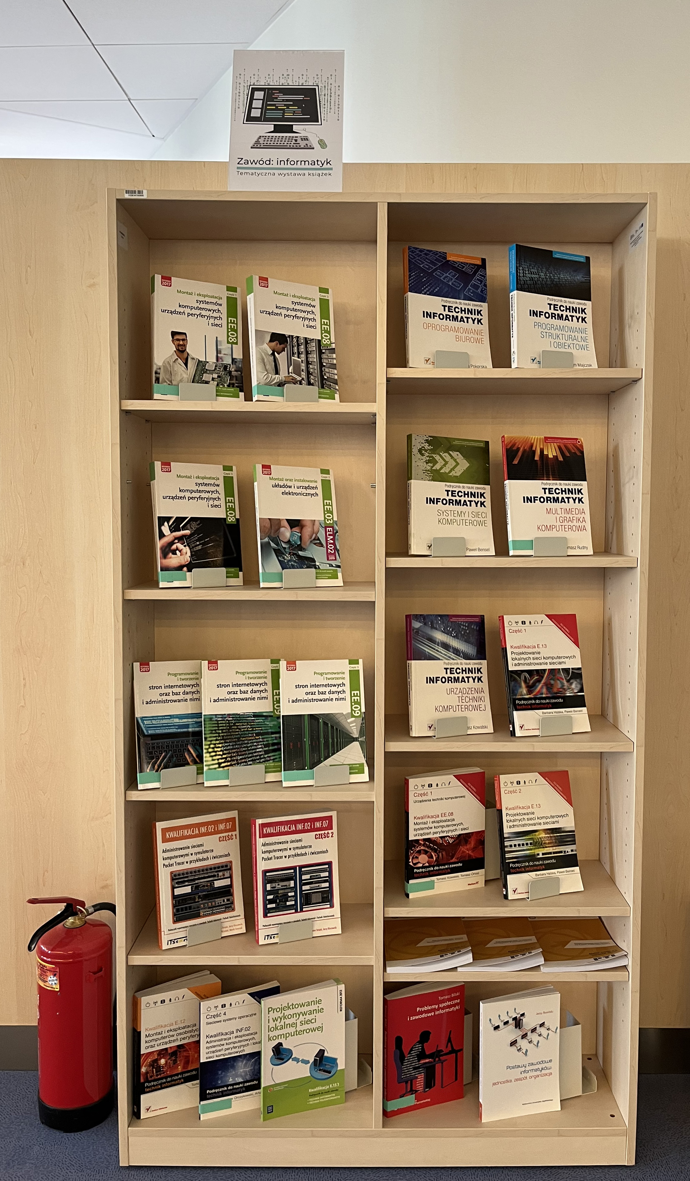 regał z książkami